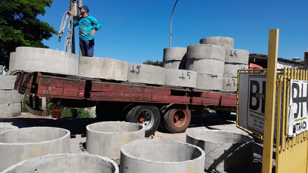 Caminhão carregado de manilha de concreto