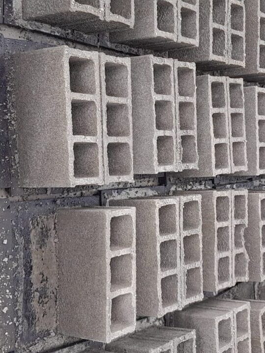 um monte de blocos de concreto estrurural