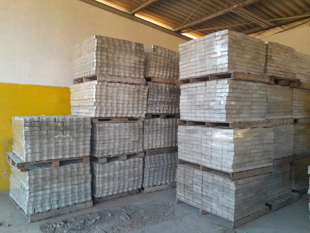 paletes contendo pisos tipo paver